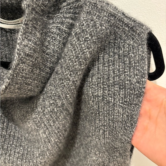 Cashmere sweater vest - Picture 2 of 5
